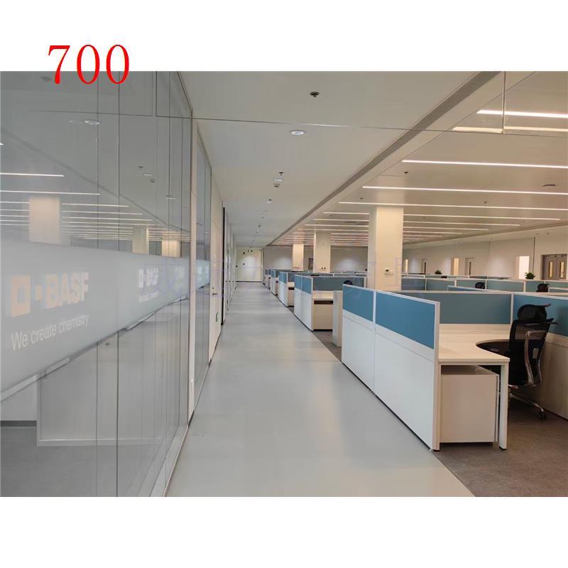 700